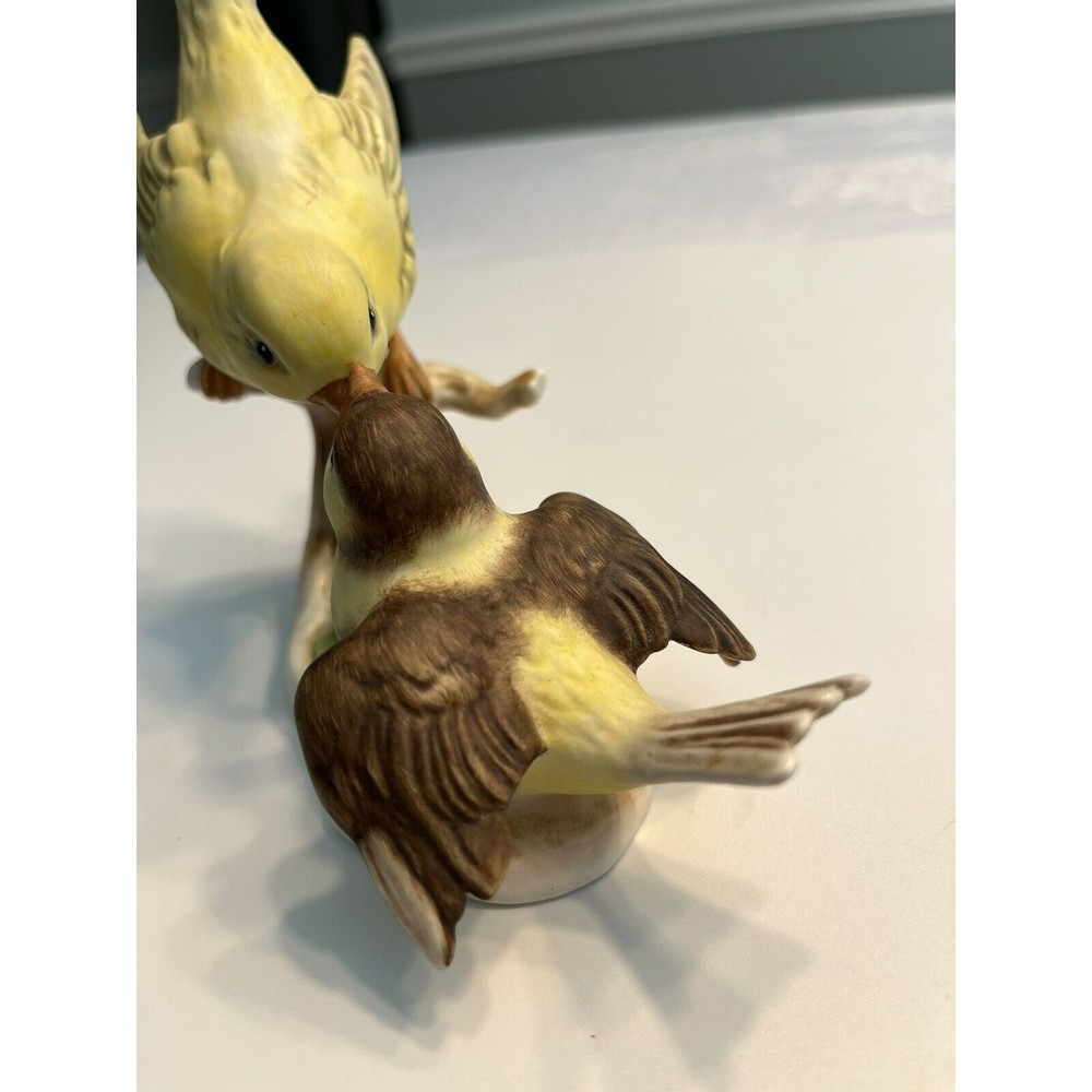 W Goebel Yellow Bird Canary Feeding Baby Chick Figurine Lang 6 W Germany 1967 - Picture 4 of 13